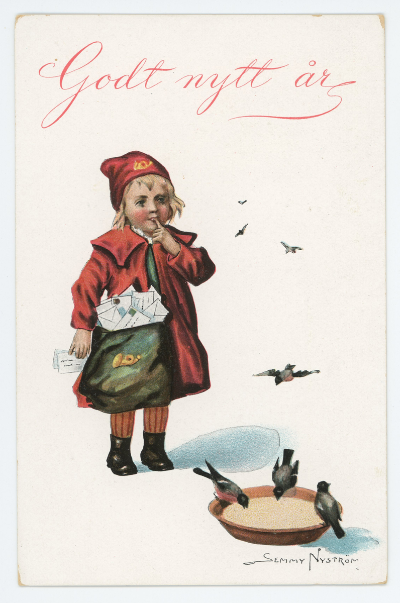 Ett nyårskort med motiv av liten flicka som bär på en postväska fylld med brev och kort. Hon står och tittar på fåglar som äter frön ur ett fat. Längst upp på kortet finns texten "Godt Nytt år". Nere i höger hörn finns illustratörens signatur "Jenny Nyström". Jenny Nyström (1854-1946) var en känd, svensk konstnär och illustratör. Kortet har en lång hälsning på baksidan, men saknar frimärke och poststämpel.
