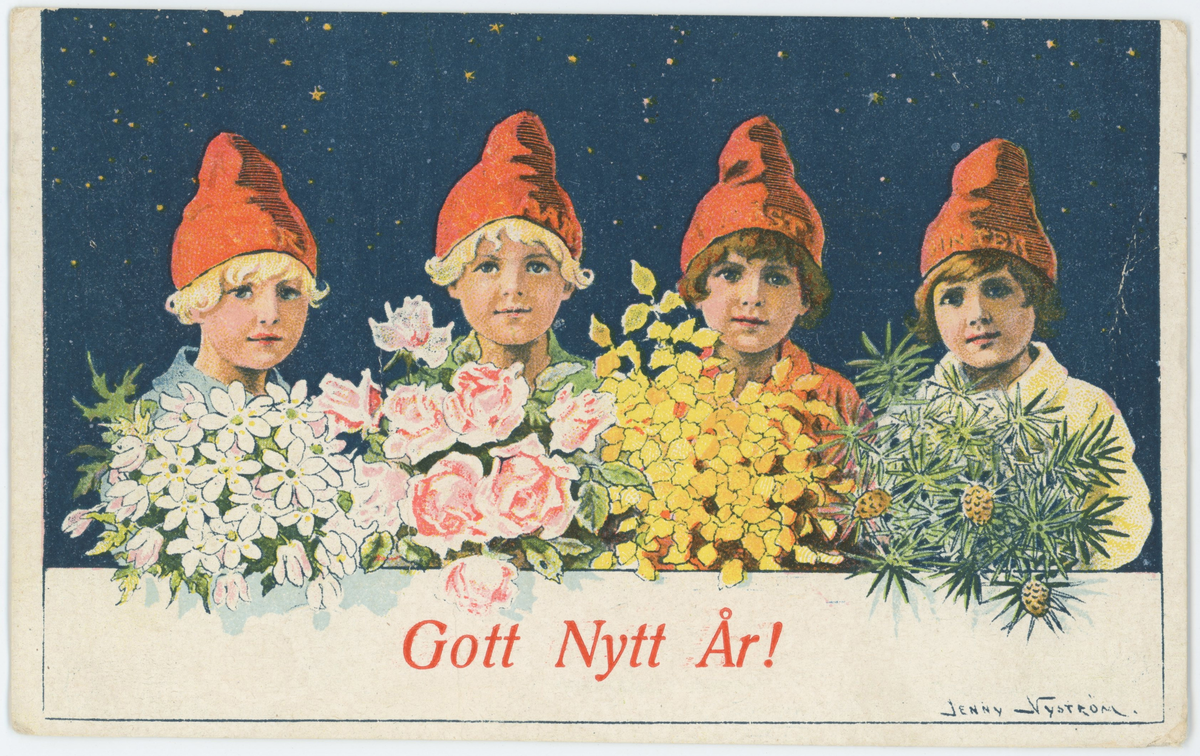 Nyårskort med motiv av fyra barn på rad med röda luvor och buketter i famnen. Bakom dem glittrar stjärnor på natthimlen. Under barnen finns texten: "Gott Nytt År!". Nere i högra hörnet finns illustratörens signatur: Jenny Nyström (1854-1946). Vykortet är poststämplat den 25/12-1918.