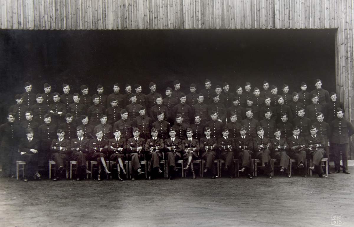 Fotoalbum, Nils Olof Sefeldt, född Svensson.

Fotolbum och 1 löst albumblad från Olle Svenssons utbildning och tjänst i svenska flygvapnet, 1934-1936. Därtill en del privata bilder.

Totalt 200 bilder.