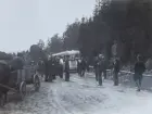 Olycka med buss på landsväg, omkring år 1934-1937. En grupp militärer står samlade på väg, med buss i bakgrunden. Till vänster står ett hästekipage.

Text vid foto: 