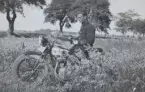 En militär flygare på motorcykel på ett fält, omkring 1934-1937.

Mannen heter Nils Olof Svensson (senare Sefeldt).

Text vid foto: 