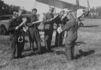 Ordergivning innan flygning under arméspaningskurs på F 3 Malmen, 1934.

Sex stycken flygsoldater framför flygplan S 6 på ett flygfält.

Text vid foto: 