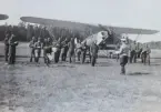 Ordergivning inför flygning vid arméspaningskurs på Malmen, cirka 1934.
Flygare samlade framför flygplan S 6 Fokker.

Text vid foto: 