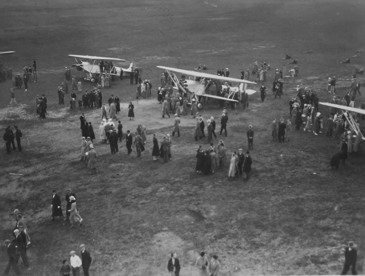 Flygdag på F 3 Malmen, 1934. Folksamling vid flygplan S 6 på flygfältet.

Text vid foto: "Demonstration av flygplan"