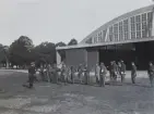 Ordergivning inför flygning vid arméspaningskurs på Malmen, cirka 1934.
23 militärer samlade framför hangar 81 på F 3 Malmen.

Text vid foto: 