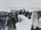 Förevisning av spaningsflygplan S 6 Fokker nummer 3378 under flygdag på F 3 Malmen, 1934. Folksamling vid flygplan, förare i sittbrunnen. Vy bakifrån.

Text vid foto: 