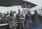 Danska deltagare i Nordiska flygtävlingen 1934. Fyra militärer uppställda vid flygplan. Åskådare i bakgrunden.

Text vid foto: 