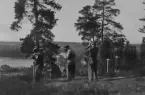 Fälttävlan under militär utbildning, cirka 1934. Fem militärer studerar kartor och en militär tittar i kikare. På en berghäll i terräng.

Text vid foto: 