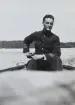 Militäre flygaren Nils Olof Svensson (senare Sefeldt) sitter i en båt på sjön Stora Rängen, 1935.

Text vid foto: 