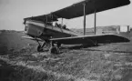 En kvinna och en man sitter i civilt flygplan De Havilland DH 60 Gipsy Moth, SE-ADN på Torslanda flygfält, omkring 1935.

Text vid foto: 