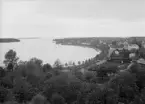 Vy mot de strandnära delarna av solfjäderstaden Motala. Foto omkring 1940.
