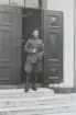 Militäre flygaren Björn Lindskog ståendes i en dörröppning, omkring 1935.

Text vid foto: 