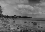 Vy över Karlsborgs fästning, från Vätterns strand, omkring 1935.

Text vid foto: 