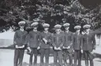 Gruppfotografi av sju militära flygare på examensdag, cirka 1935.
Andra från vänster står Nils Olof Svensson.

Text vid foto: 