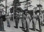 Ordergivning inför flygning vid reservofficersskola, omkring 1935. En militärflygare ger order till sex andra dito.

Text vid foto: 