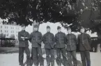 Gruppbild av sex elever vid reservofficersskolan 1935, ståendes vid ett träd. Andra från vänster står Nils Olof Svensson (senare Sefeldt).

Text vid foto: 