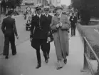 Tre militära flygare och en civilklädd man går på en gata i Örebro, omkring 1935. Längst till vänster är Nils Olof Svensson (senare Sefeldt).

Text vid foto: 