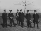 Gruppbild av deltagare i instruktörskurs, flyglärare, Ljungbyhed, 1936. Sex miltärer på ett fält. Femte från vänster är Nils Olof Svensson (senare Sefeldt)

Text vid foto: 