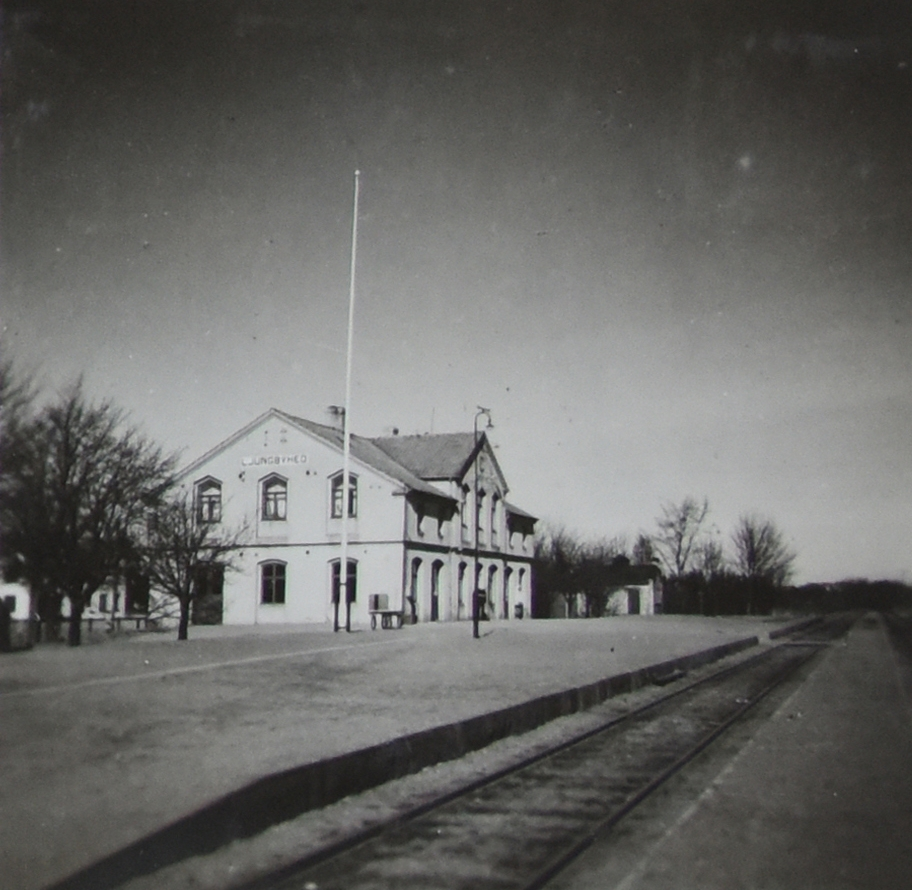 Exteriör av Ljungbyheds järnvägsstation, omkring 1936. Vy från sidan av spåret.

Text vid foto: "Ljungbyheds järnv.station"