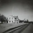 Exteriör av Ljungbyheds järnvägsstation, omkring 1936. Vy från sidan av spåret.

Text vid foto: 