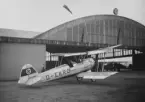 Tyskt flygplan Focke Wulff Stieglitz, märkt D-EKRA står framför hangar på flygfältet på F 5 Ljungbyhed, omkring 1936. Med nazi-tyskt märkning.

Text vid foto: 