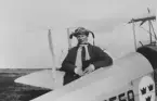Militäre flygföraren Ingemar Nygren står i flygarklädsel vid ett flygplan, omkring 1936.

Text vid foto: 
