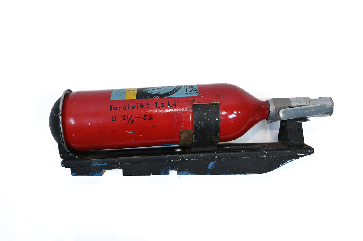 Brandsläckare i röd metall, med handtag och väggfäste, modell Graviner MK.27H. På föremålets framsida stor det information om tillverkaren och modellen och på baksidan användning och påfyllningsinformation, på engelska. Modell avsedd för användning med vatten. Föremålet fylldes på sist den 21 september 1955 i Sverige. Total vikt med laddning 1,3 kg.