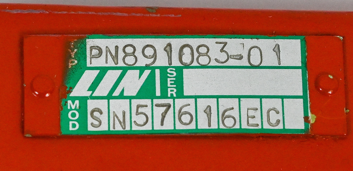 Kolsyresläckare. rödmålad, i metall med vridbar slang och aktiveringsknapp, modell 2TA. Tillverkad av Kidde i Belleville, New Jersey och använt av Linjeflyg. Första inspektionsdatum är 1975 och sista är 1985-10-04. Total vikt ifylld: 3395 gr.