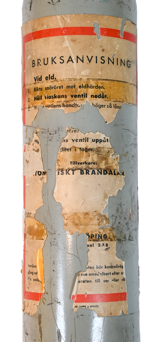 Kolsyreflaska i silverfärgad metall, förmodligen ansett som en del av en brandsläckare system. Flaskan är märkt som tillverkad av De Förenade Kolsyrefabrikernas AB 1/3/1952 och med sista inspektion av Swedish Airworks LTD 27/02/1974. På sidan finns det instruktion för hantering av föremålet som gasflaska på ena sidan och som brandsläckare på andra sidan. Fylld vikt: 1.31 kg. Prägling som attesterat att flaskan fick inspektion 1958, 1965 och 1972.
