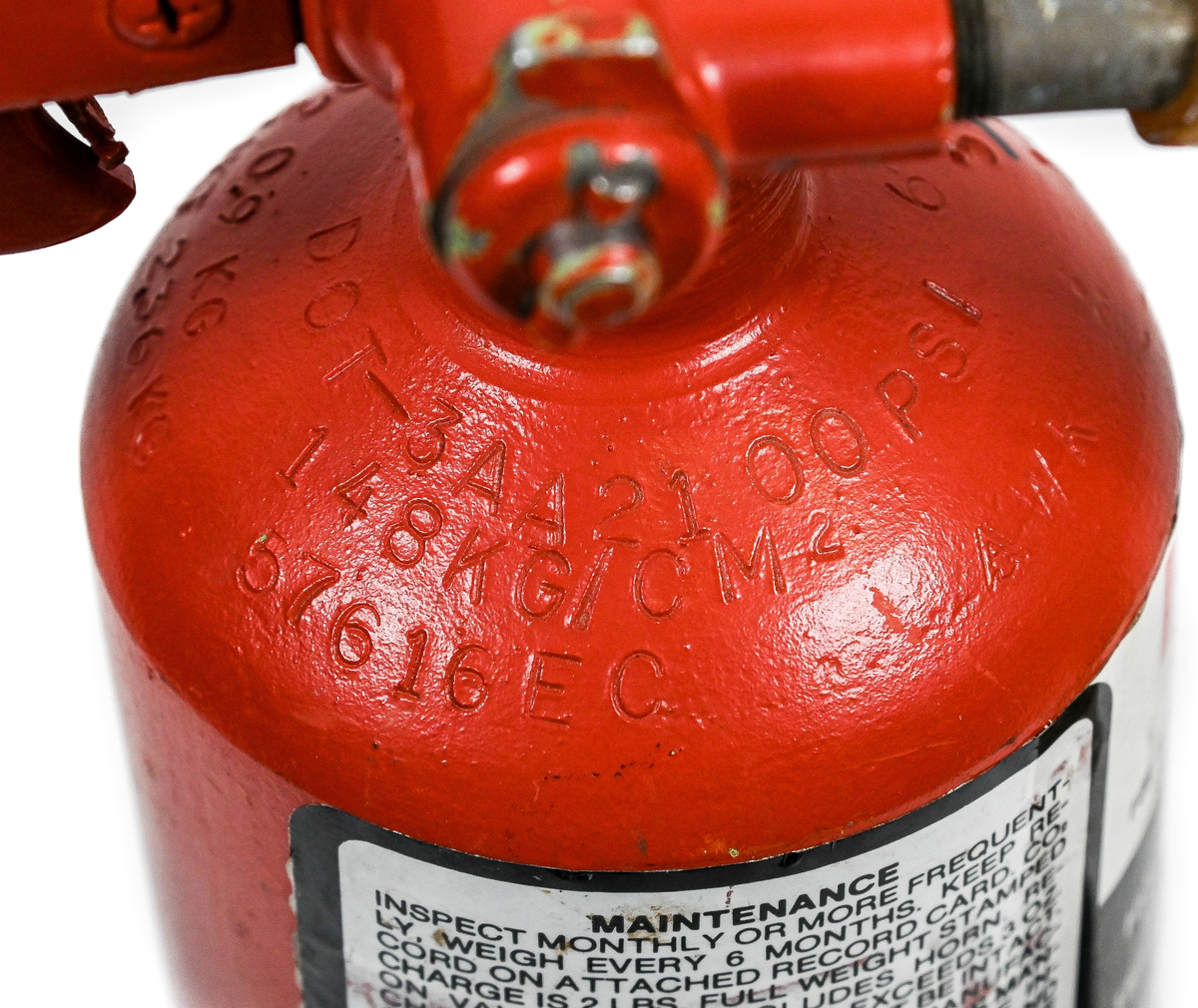 Kolsyresläckare. rödmålad, i metall med vridbar slang och aktiveringsknapp, modell 2TA. Tillverkad av Kidde i Belleville, New Jersey och använt av Linjeflyg. Första inspektionsdatum är 1975 och sista är 1985-10-04. Total vikt ifylld: 3395 gr.