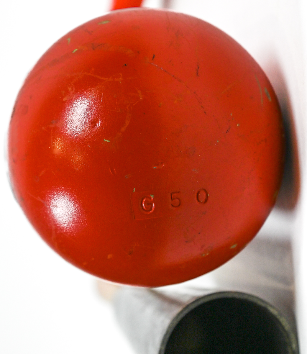 Kolsyresläckare. rödmålad, i metall med vridbar slang och aktiveringsknapp, modell 2TA. Tillverkad av Kidde i Belleville, New Jersey och använt av Linjeflyg. Första inspektionsdatum är 1975 och sista är 1985-10-04. Total vikt ifylld: 3395 gr.