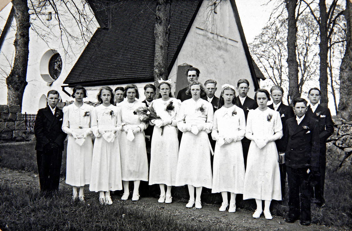 KONFIRMANDER 1938 ?
Främre raden från vänster: Nils Olov x, Märta Andersson, Lisa Olsson, Gunhild Pettersson, Lucia Danielsson, Ingeberg Nyberg, Svea Nilsson Starrmora, Lisett Jansson, Elov Jansson.
Bakre raden från vänster: Tore Nilsson Brinkhäll, Arne Karlén Rumsättra, Gils Olsson-Norberg, Olle Jansson, Stig Eriksson, Bengt Olsson, Bert Jansson.
