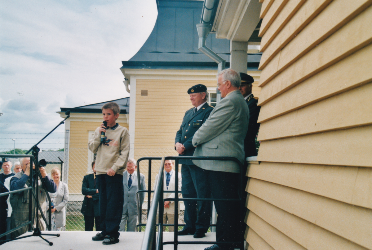 Invignig av Garnisonsmuseet i Skövde 2001-06-01. Claus Lippold, regementschefen P 4 Anders Lindberg och museichefen Björn Lippold.