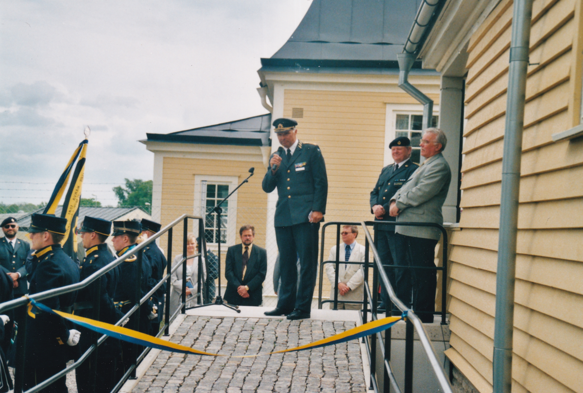 Invignig av Garnisonsmuseet i Skövde 2001-06-01. Generalinspektören för armën Alf Sandqvist. Till höger regementschefen P 4 Anders Lindberg och museichefen Björn Lippold.