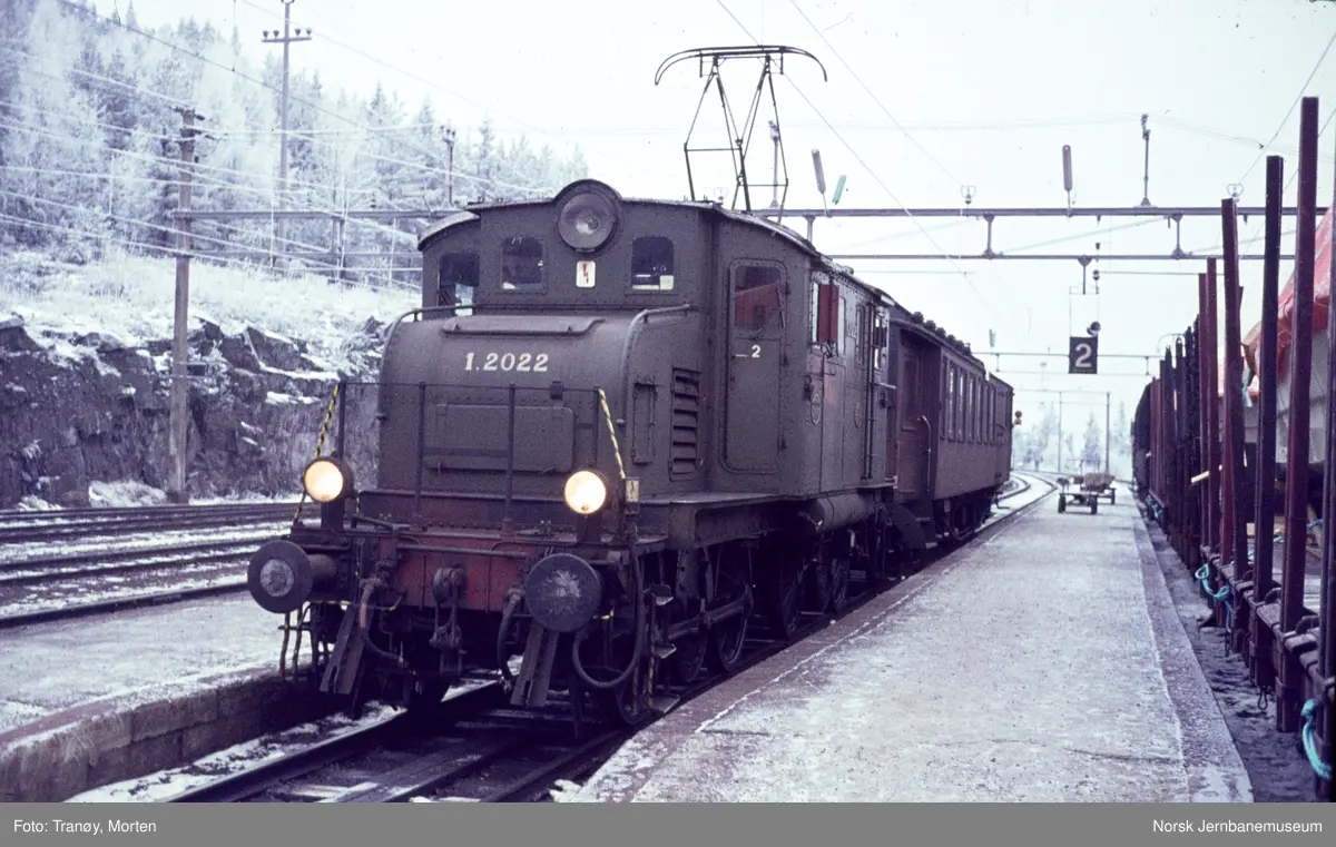 Elektrisk lokomotiv El 1 2022 med persontog til Notodden på Hjuksebø stasjon