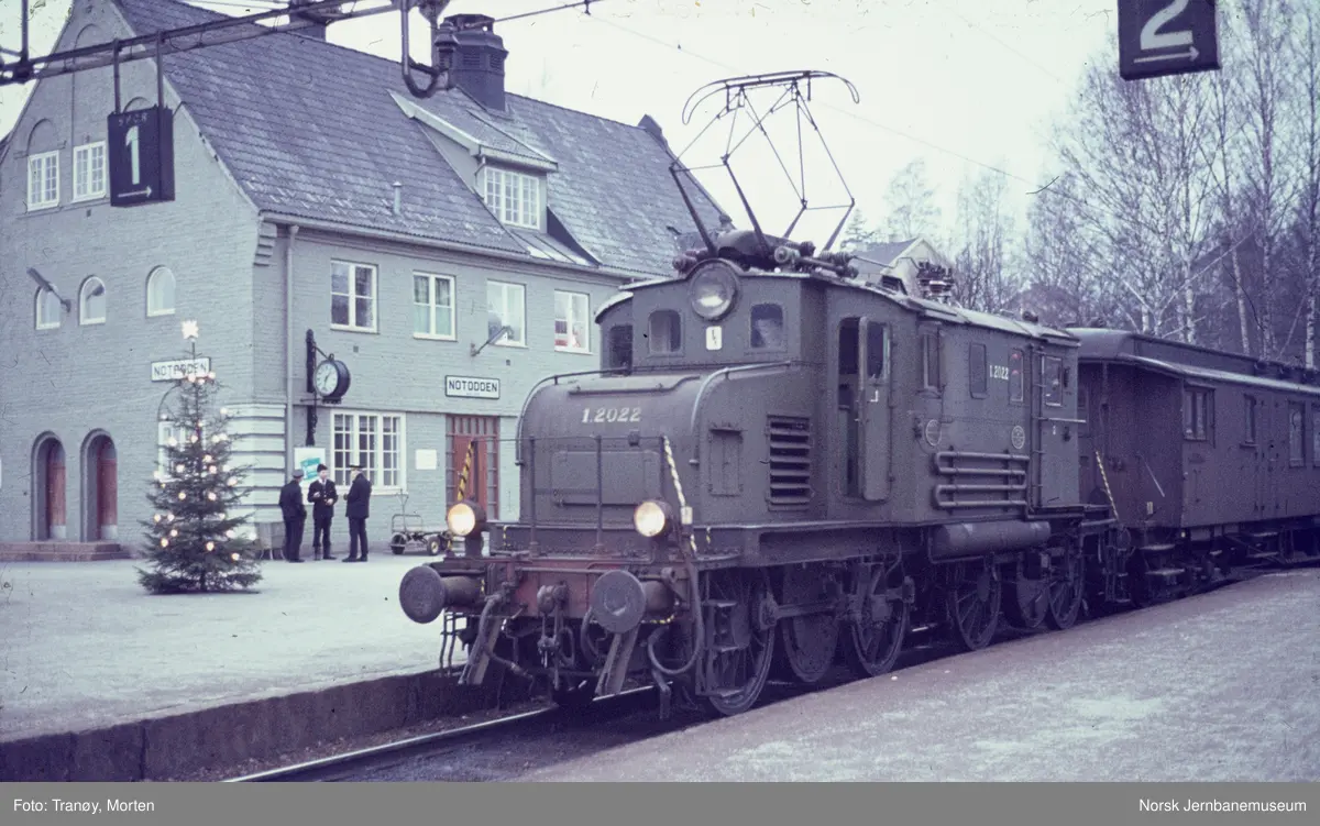 Elektrisk lokomotiv El 1 2022 med persontog til Hjuksebø på Notodden stasjon