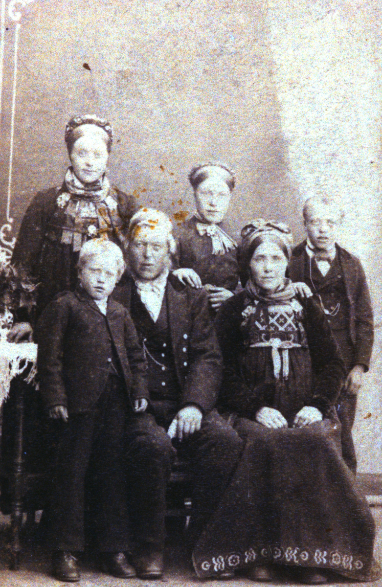 Fammiliebilde i bunad men ukjent.