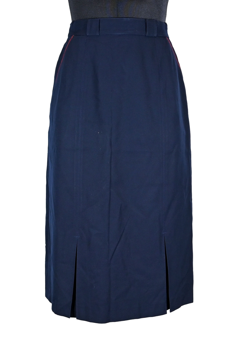 Kjol för flygbolagspersonal på Linjeflyg. Mörkblå snäv modell med slitsar och veck för vidd nertill. Med vinröda passpoaler på fickornas kanter. Märkt ”Linjeflyg”.