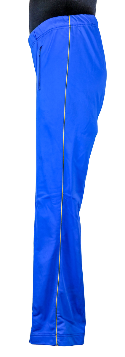 Byxa till träningsoverall. Plagget är gjort av tyg i polyamid och triacetat. Byxan är blå med smala bårder i gult tyg längs med benens yttersida. Inuti finns foder i vitt tyg. På vardera sida i fram finns två byxfickor som sluts med blå dragkedja i metall och plast. I midjan sitter ett resårband. 

Enligt en lapp fastsydd i sömmen bak på byxans insida är plagget producerat av Yngve Ek, Höör Sweden. Där finns även två identiska lappar som anger att byxan är gjord av 45% polyamid och 55% triacetat. Där finns även tvätthänvisningar.

Byxan är en del av en tävlingsoverall för svenska landslaget i hängflygning tillsammans med jacka AFS2508.