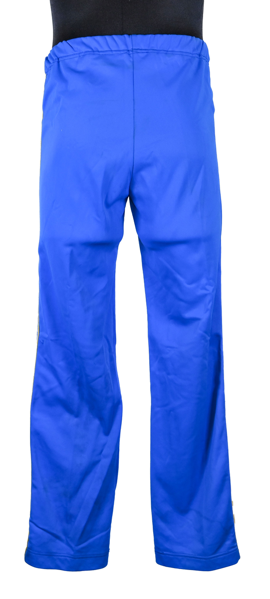 Byxa till träningsoverall. Plagget är gjort av tyg i polyamid och triacetat. Byxan är blå med smala bårder i gult tyg längs med benens yttersida. Inuti finns foder i vitt tyg. På vardera sida i fram finns två byxfickor som sluts med blå dragkedja i metall och plast. I midjan sitter ett resårband. 

Enligt en lapp fastsydd i sömmen bak på byxans insida är plagget producerat av Yngve Ek, Höör Sweden. Där finns även två identiska lappar som anger att byxan är gjord av 45% polyamid och 55% triacetat. Där finns även tvätthänvisningar.

Byxan är en del av en tävlingsoverall för svenska landslaget i hängflygning tillsammans med jacka AFS2508.