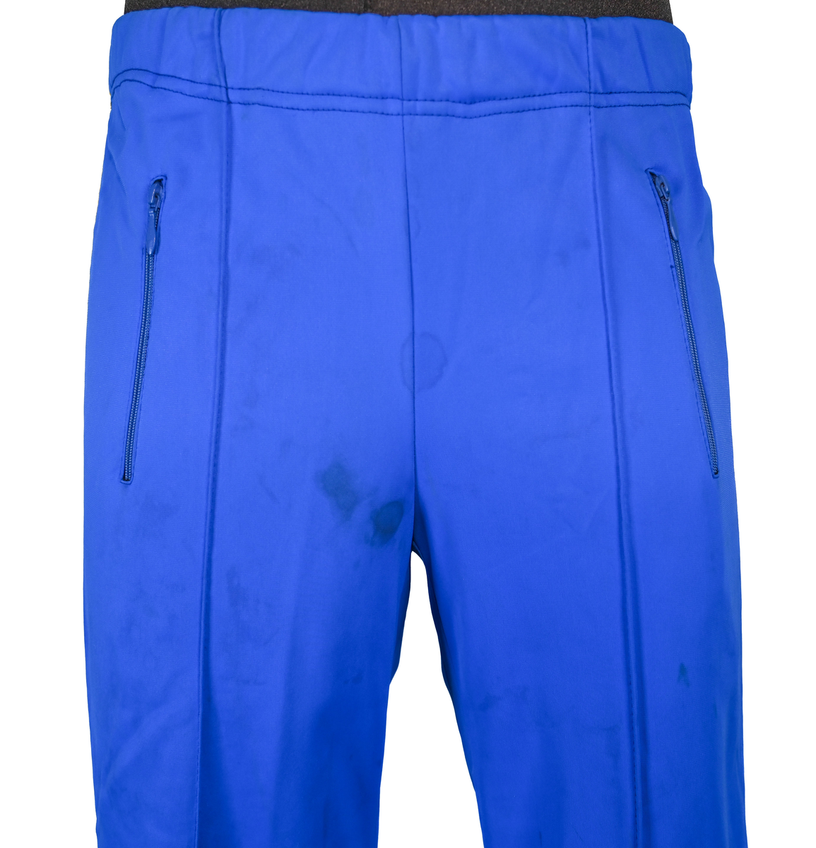 Byxa till träningsoverall. Plagget är gjort av tyg i polyamid och triacetat. Byxan är blå med smala bårder i gult tyg längs med benens yttersida. Inuti finns foder i vitt tyg. På vardera sida i fram finns två byxfickor som sluts med blå dragkedja i metall och plast. I midjan sitter ett resårband. 

Enligt en lapp fastsydd i sömmen bak på byxans insida är plagget producerat av Yngve Ek, Höör Sweden. Där finns även två identiska lappar som anger att byxan är gjord av 45% polyamid och 55% triacetat. Där finns även tvätthänvisningar.

Byxan är en del av en tävlingsoverall för svenska landslaget i hängflygning tillsammans med jacka AFS2508.