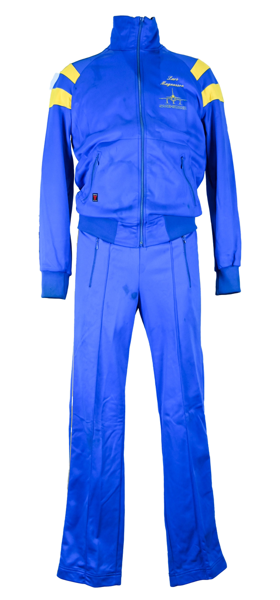 Byxa till träningsoverall. Plagget är gjort av tyg i polyamid och triacetat. Byxan är blå med smala bårder i gult tyg längs med benens yttersida. Inuti finns foder i vitt tyg. På vardera sida i fram finns två byxfickor som sluts med blå dragkedja i metall och plast. I midjan sitter ett resårband. 

Enligt en lapp fastsydd i sömmen bak på byxans insida är plagget producerat av Yngve Ek, Höör Sweden. Där finns även två identiska lappar som anger att byxan är gjord av 45% polyamid och 55% triacetat. Där finns även tvätthänvisningar.

Byxan är en del av en tävlingsoverall för svenska landslaget i hängflygning tillsammans med jacka AFS2508.