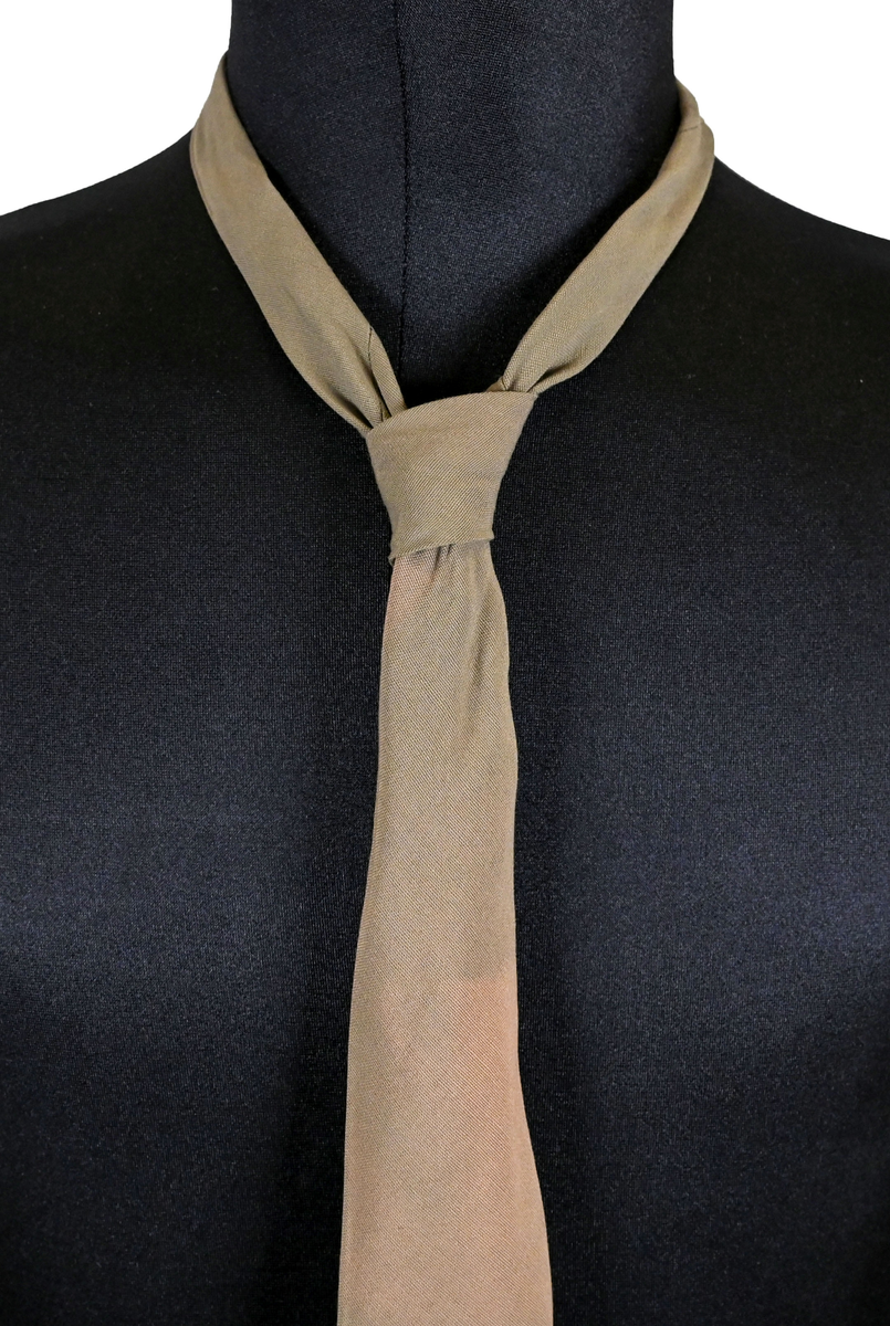 Slips i beige/brun textil tillhörande uniform för etiopiska flygvapnet.