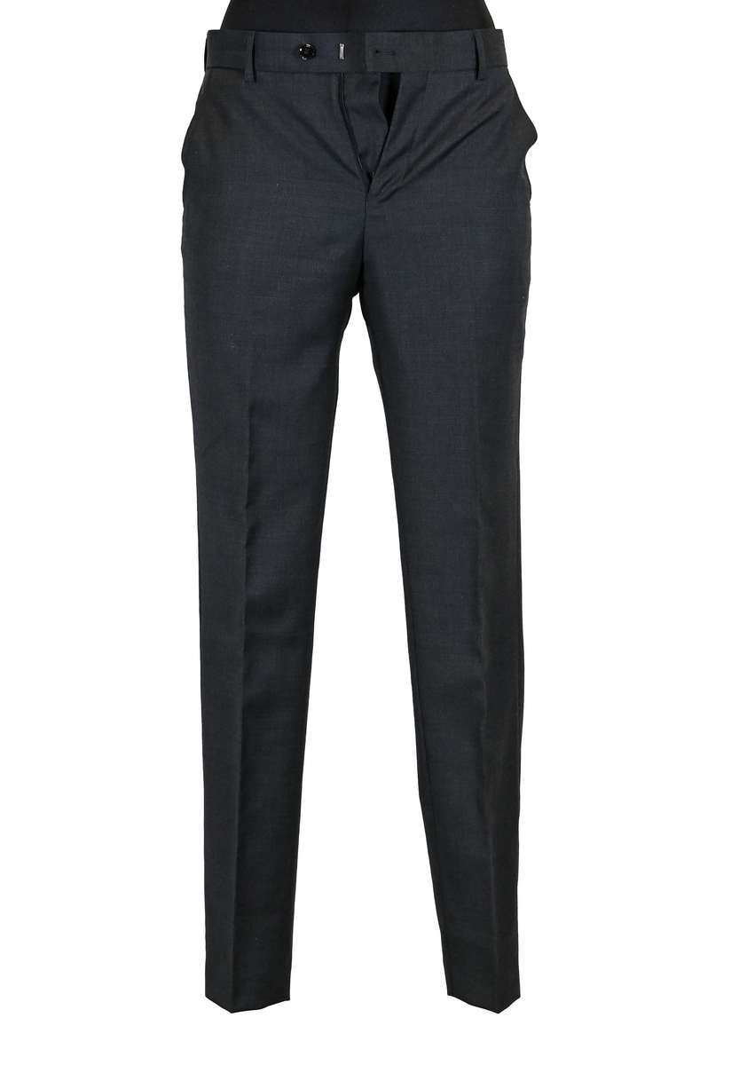 Byxa i mörkgrå ull- och polyesterblandning till uniform i dammodell för flygbolagspersonal. Byxan har två enkla fram- och bakfickor. Öppningen till bakfickorna är fortfarande igensydda. Innerfodret är gjort i svart tyg. Längs midjan sitter sex hällor för bälte. Gylfen stängs med dragkedja, krokknapp och plastknapp. Byxan är gjord i storlek 36. 

På insidan i linningen sitter en lapp som anger att byxan är producerad av Ted Bernhardtz At Work, samt en lapp med storlek. I ena sidosömmen sitter en lapp med information om plagget samt tvättanvisningar.