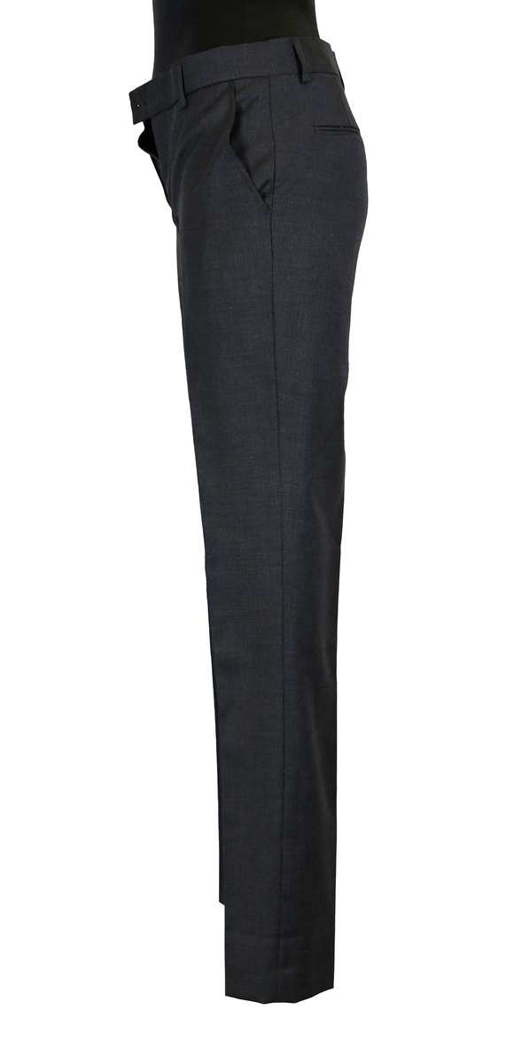 Byxa i mörkgrå ull- och polyesterblandning till uniform i dammodell för flygbolagspersonal. Byxan har två enkla fram- och bakfickor. Öppningen till bakfickorna är fortfarande igensydda. Innerfodret är gjort i svart tyg. Längs midjan sitter sex hällor för bälte. Gylfen stängs med dragkedja, krokknapp och plastknapp. Byxan är gjord i storlek 36. 

På insidan i linningen sitter en lapp som anger att byxan är producerad av Ted Bernhardtz At Work, samt en lapp med storlek. I ena sidosömmen sitter en lapp med information om plagget samt tvättanvisningar.