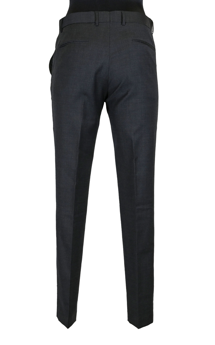 Byxa i mörkgrå ull- och polyesterblandning till uniform i dammodell för flygbolagspersonal. Byxan har två enkla fram- och bakfickor. Öppningen till bakfickorna är fortfarande igensydda. Innerfodret är gjort i svart tyg. Längs midjan sitter sex hällor för bälte. Gylfen stängs med dragkedja, krokknapp och plastknapp. Byxan är gjord i storlek 36. 

På insidan i linningen sitter en lapp som anger att byxan är producerad av Ted Bernhardtz At Work, samt en lapp med storlek. I ena sidosömmen sitter en lapp med information om plagget samt tvättanvisningar.