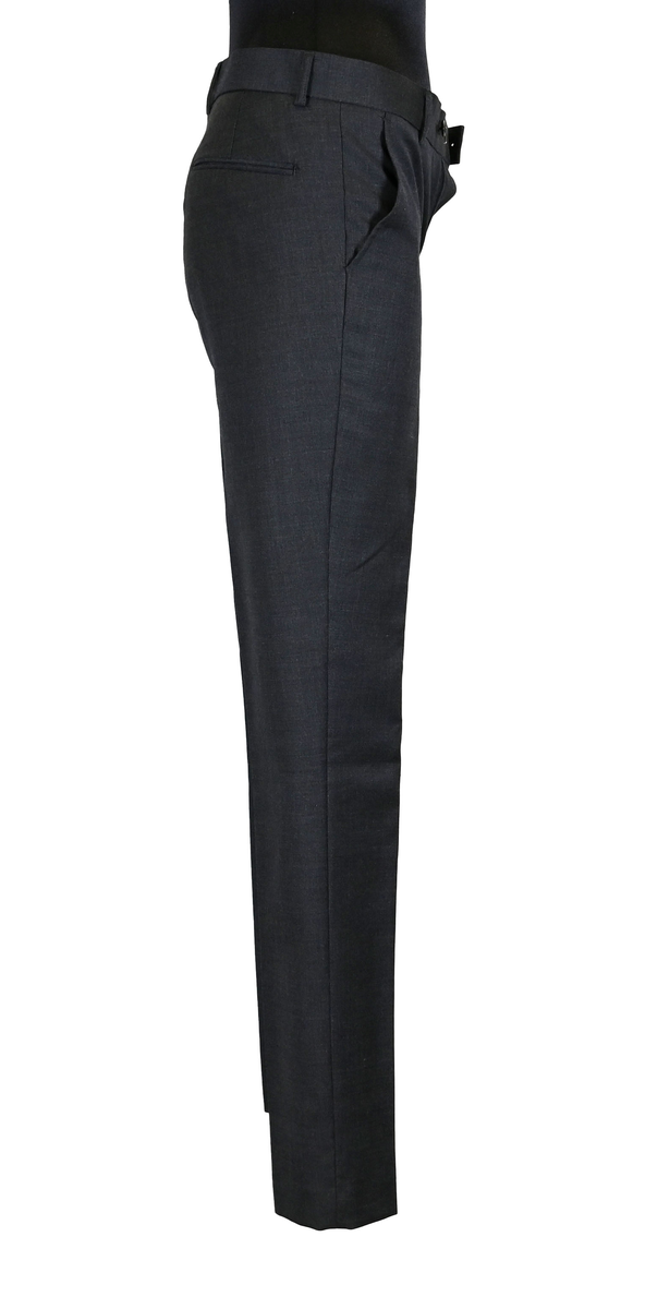 Byxa i mörkgrå ull- och polyesterblandning till uniform i dammodell för flygbolagspersonal. Byxan har två enkla fram- och bakfickor. Öppningen till bakfickorna är fortfarande igensydda. Innerfodret är gjort i svart tyg. Längs midjan sitter sex hällor för bälte. Gylfen stängs med dragkedja, krokknapp och plastknapp. Byxan är gjord i storlek 36. 

På insidan i linningen sitter en lapp som anger att byxan är producerad av Ted Bernhardtz At Work, samt en lapp med storlek. I ena sidosömmen sitter en lapp med information om plagget samt tvättanvisningar.