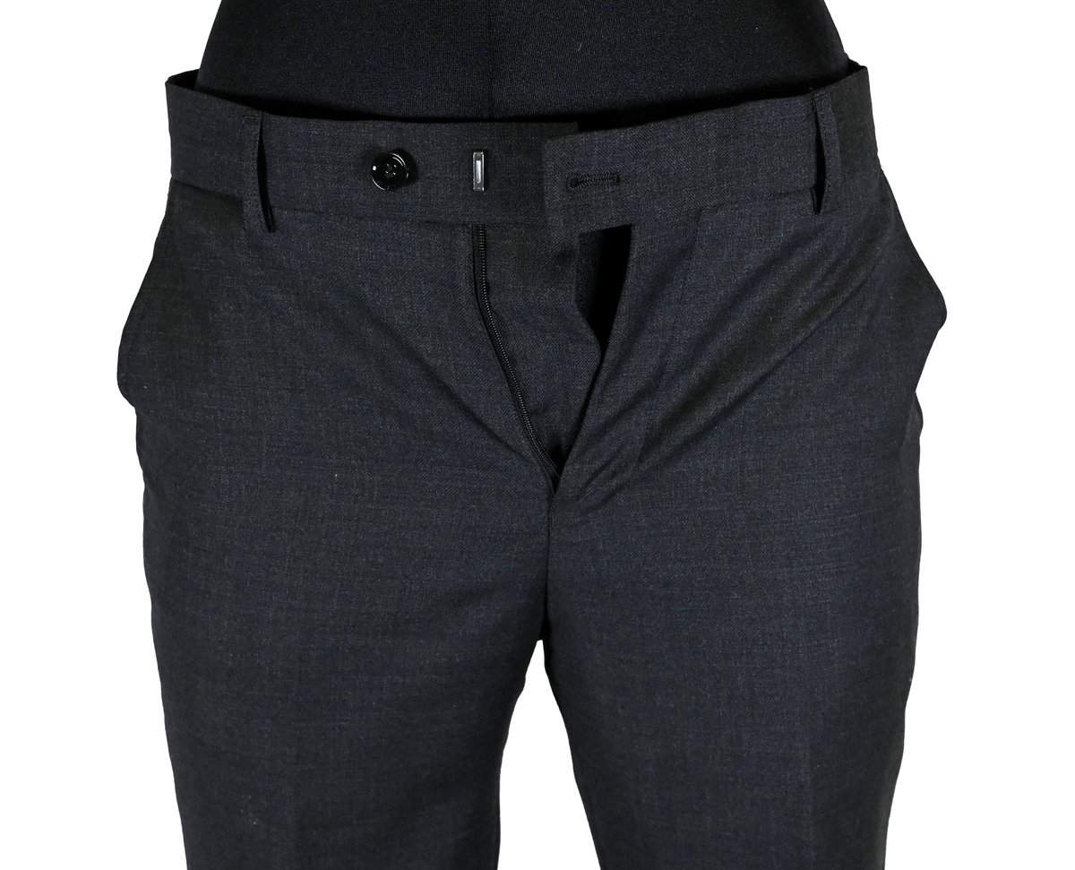 Byxa i mörkgrå ull- och polyesterblandning till uniform i dammodell för flygbolagspersonal. Byxan har två enkla fram- och bakfickor. Öppningen till bakfickorna är fortfarande igensydda. Innerfodret är gjort i svart tyg. Längs midjan sitter sex hällor för bälte. Gylfen stängs med dragkedja, krokknapp och plastknapp. Byxan är gjord i storlek 36. 

På insidan i linningen sitter en lapp som anger att byxan är producerad av Ted Bernhardtz At Work, samt en lapp med storlek. I ena sidosömmen sitter en lapp med information om plagget samt tvättanvisningar.