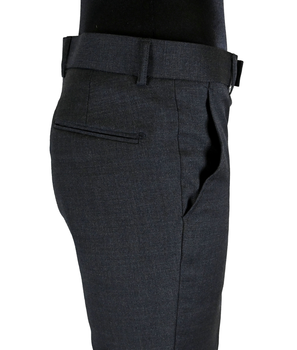 Byxa i mörkgrå ull- och polyesterblandning till uniform i dammodell för flygbolagspersonal. Byxan har två enkla fram- och bakfickor. Öppningen till bakfickorna är fortfarande igensydda. Innerfodret är gjort i svart tyg. Längs midjan sitter sex hällor för bälte. Gylfen stängs med dragkedja, krokknapp och plastknapp. Byxan är gjord i storlek 36. 

På insidan i linningen sitter en lapp som anger att byxan är producerad av Ted Bernhardtz At Work, samt en lapp med storlek. I ena sidosömmen sitter en lapp med information om plagget samt tvättanvisningar.