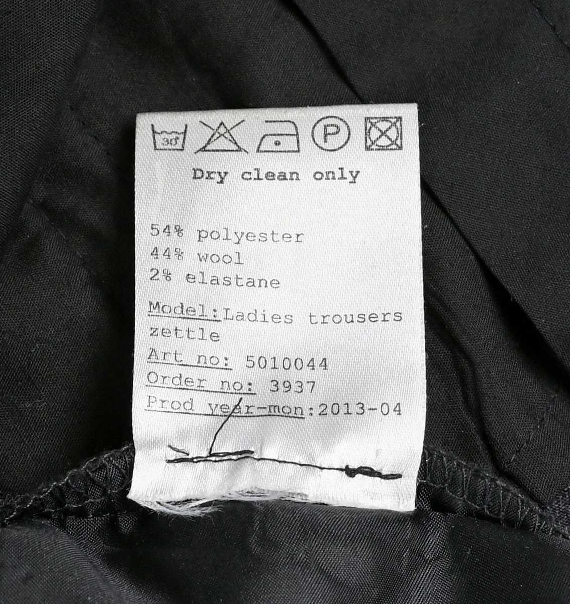 Byxa i mörkgrå ull- och polyesterblandning till uniform i dammodell för flygbolagspersonal. Byxan har två enkla fram- och bakfickor. Öppningen till bakfickorna är fortfarande igensydda. Innerfodret är gjort i svart tyg. Längs midjan sitter sex hällor för bälte. Gylfen stängs med dragkedja, krokknapp och plastknapp. Byxan är gjord i storlek 36. 

På insidan i linningen sitter en lapp som anger att byxan är producerad av Ted Bernhardtz At Work, samt en lapp med storlek. I ena sidosömmen sitter en lapp med information om plagget samt tvättanvisningar.